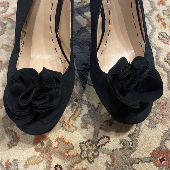 black back strap heels with flower ruffle - Picture 2 of 3